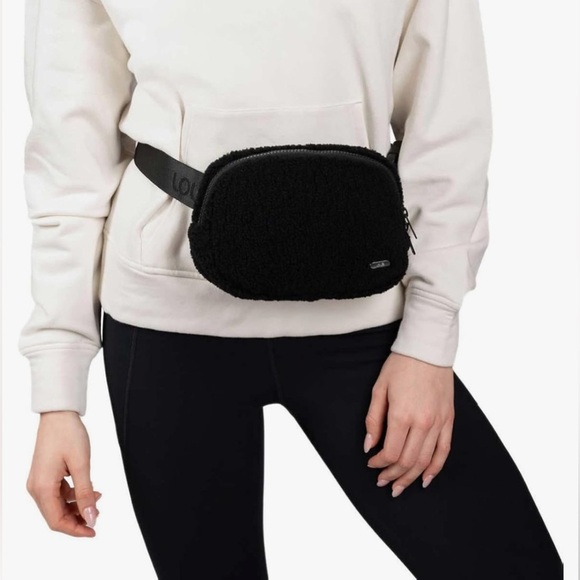 NWOT - lolë black sherpa belt bag - Picture 5 of 6